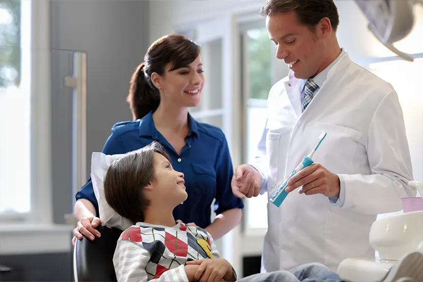 Niño aprende importancia de limpieza dental